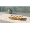 Porte-savon carre en bambou clair sur un plan en terrazzo