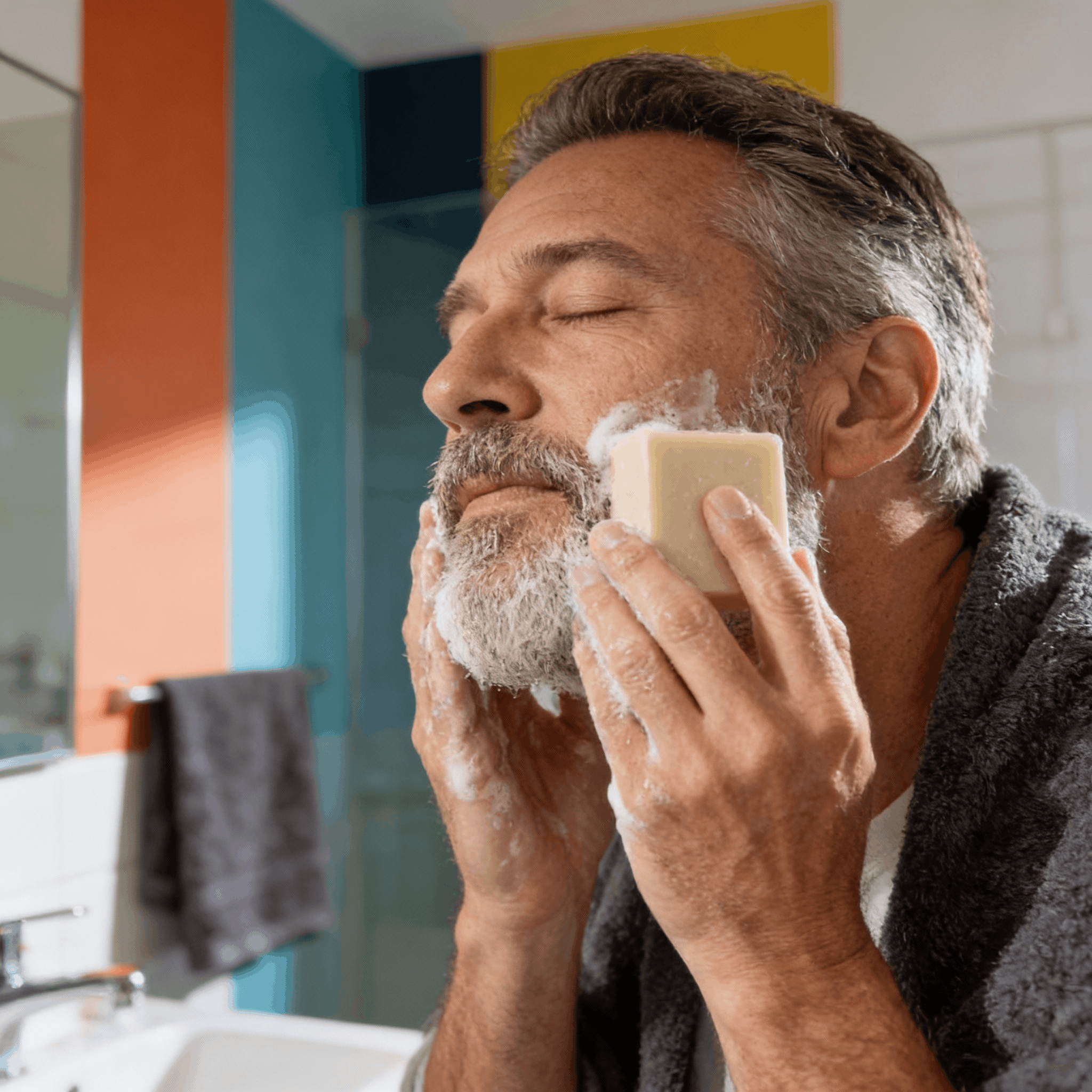Homme utilisant savon huile d'argan pour le visage