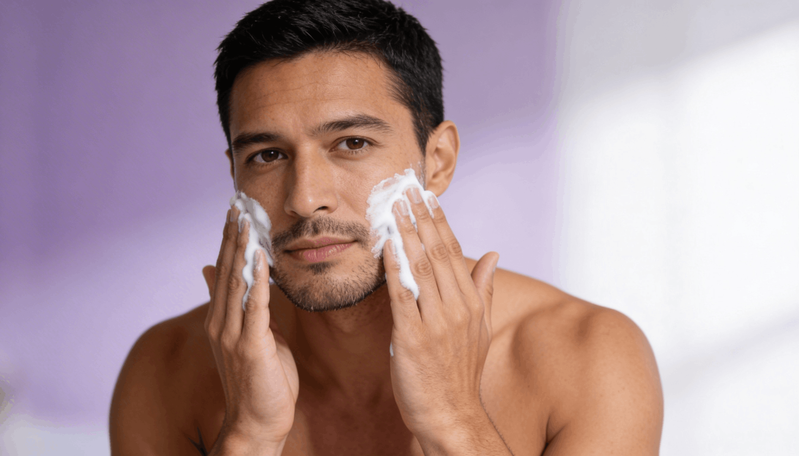 Homme appliquant mousse savon lavande sur visage