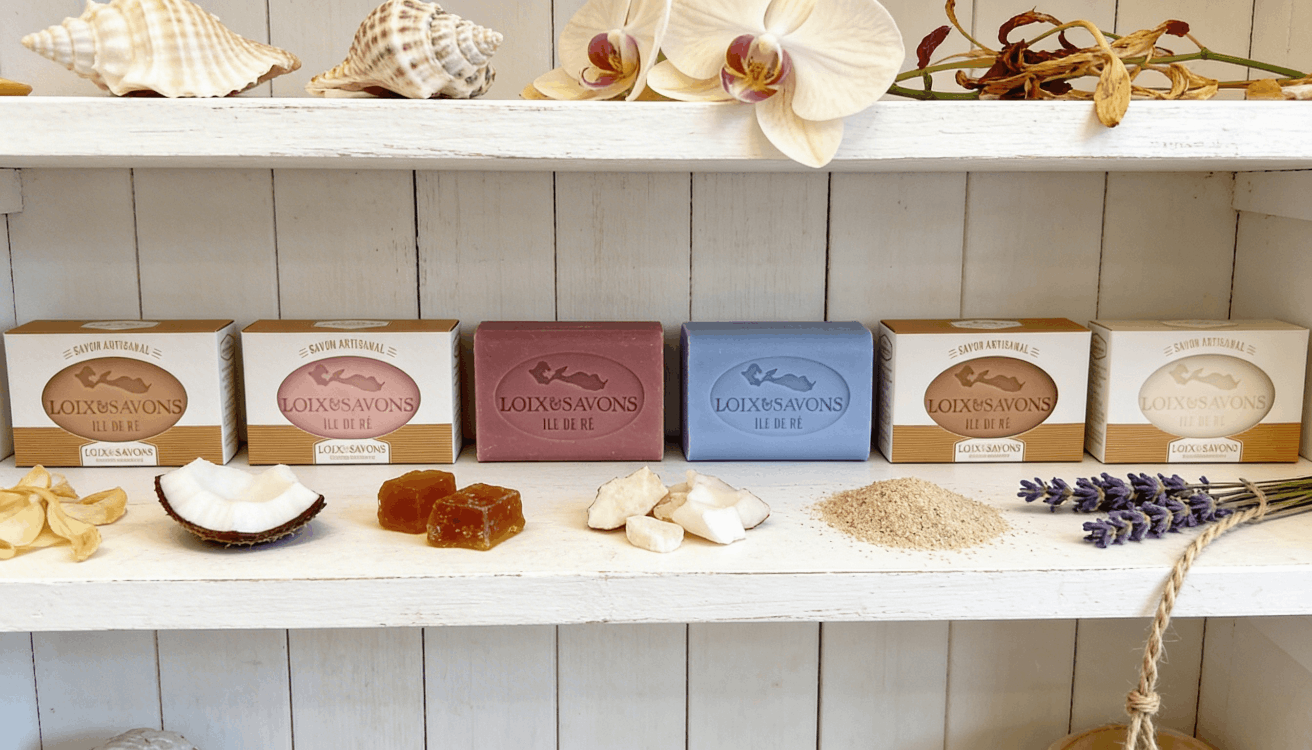 Collection savons parfumés présentés sur étagère boutique
