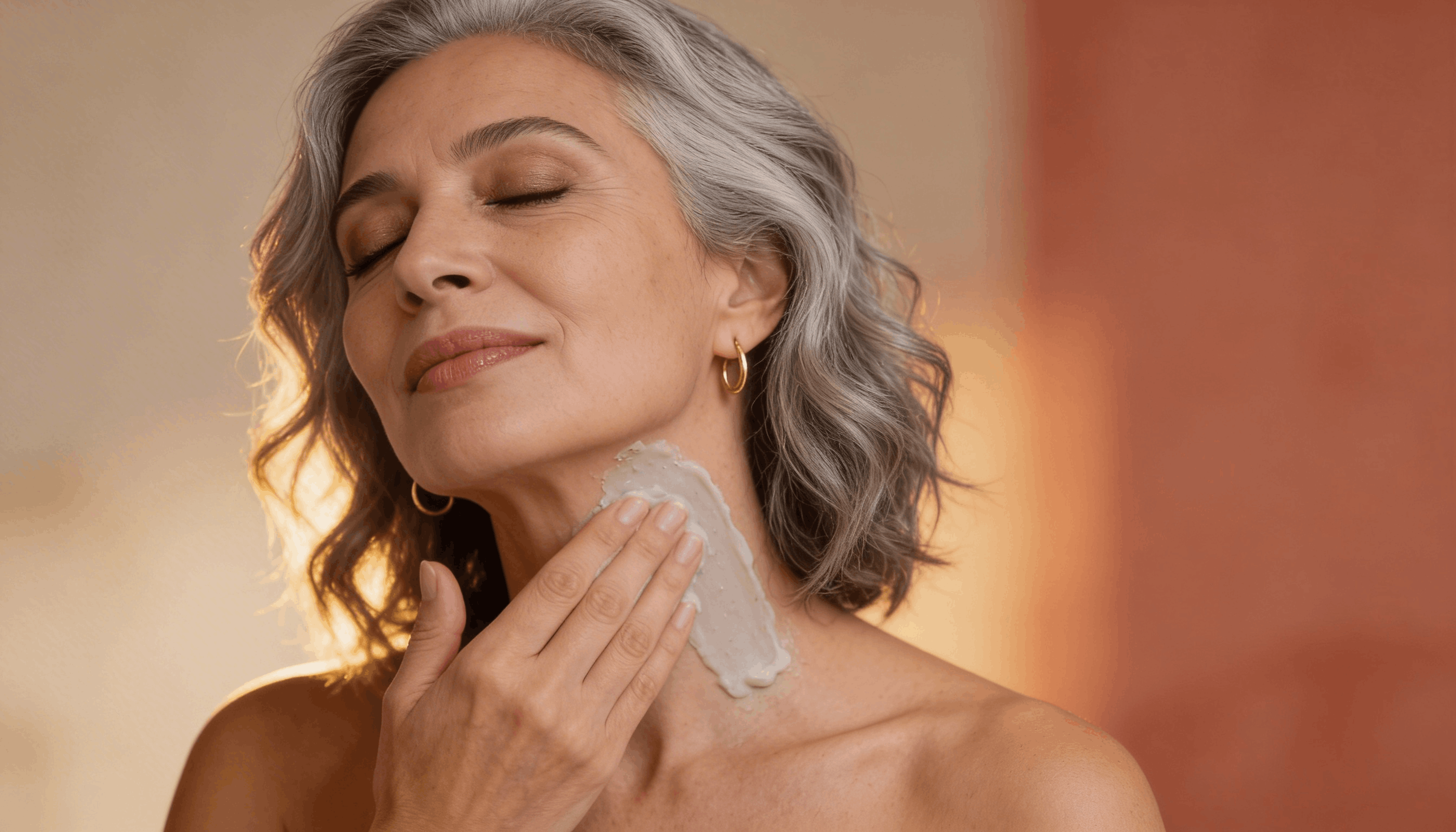 Femme appliquant mousse savon patchouli sur cou