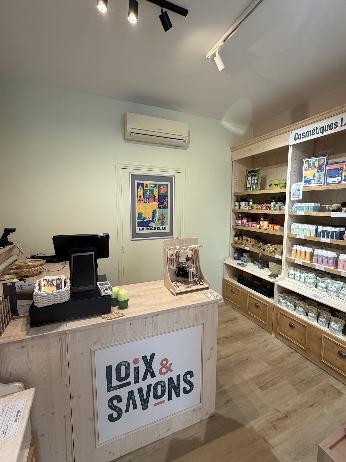 comptoir et rayons de savons de la boutique loix et savons a la rochelle