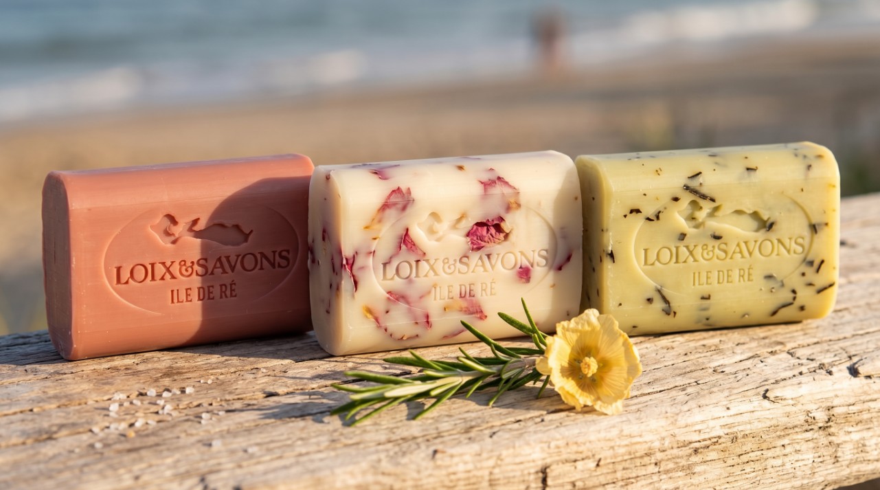 savons artisanaux parfumes abricot rose tremiere et algues sur bois flotte
