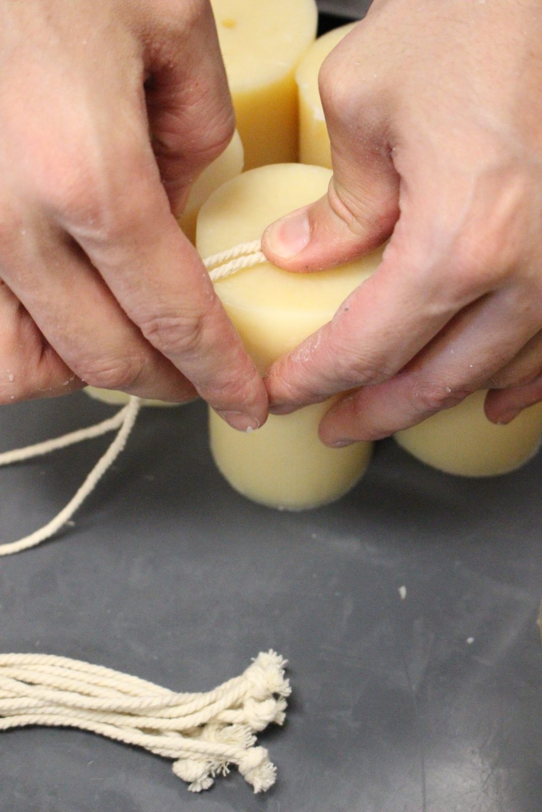 pose de la ficelle sur un savon a la main