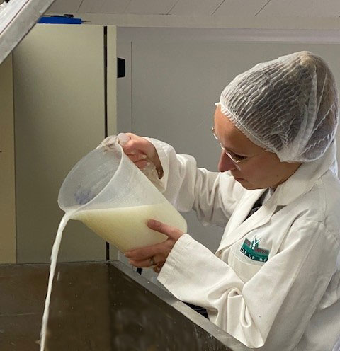 ajout du lait frais dans la preparation du savon atelier de loix
