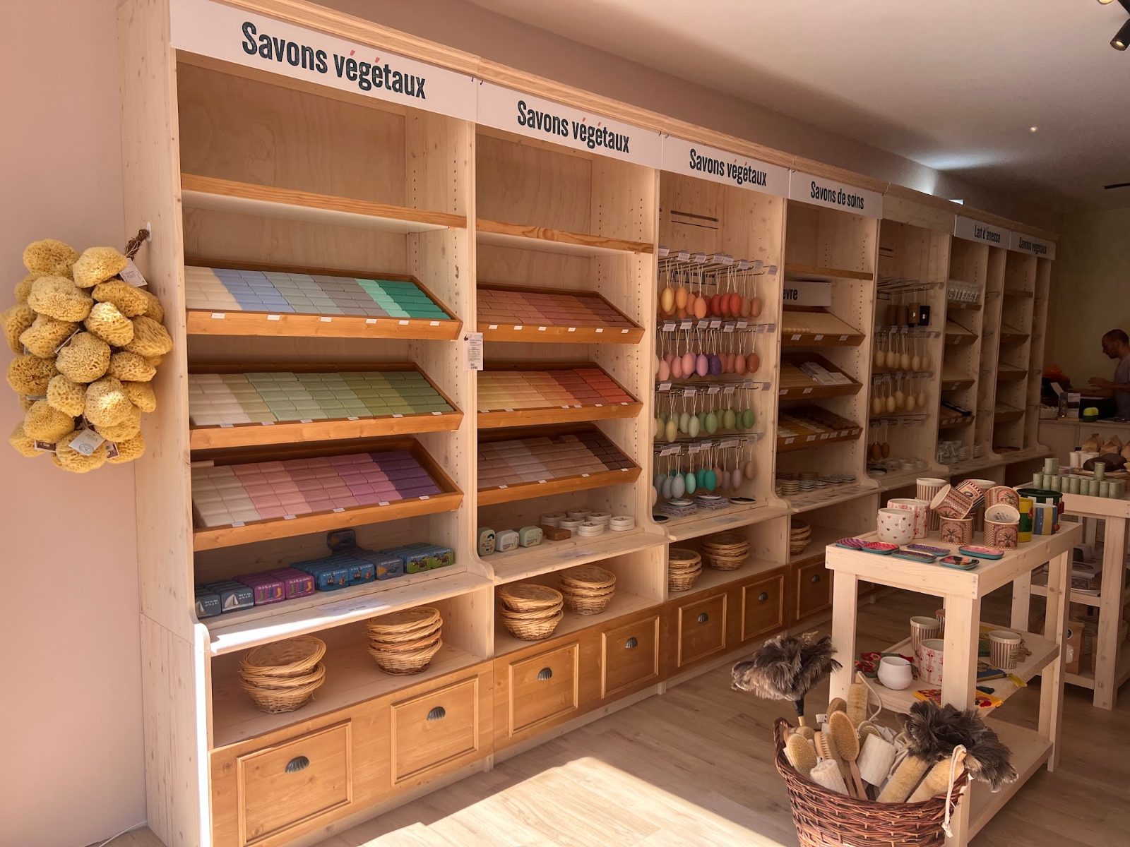 rayons de savons artisanaux loix et savons en magasin